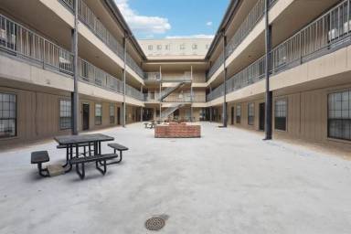 Main picture of 2401 Leon St
