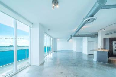 Main picture of 700 NE 25th St