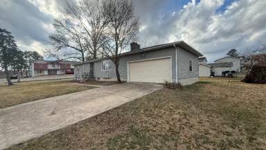 Main picture of 1601 N Oak St