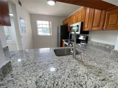 Main picture of 10449 NW 8th St
