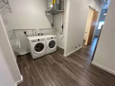 Main picture of 885 Douglas St