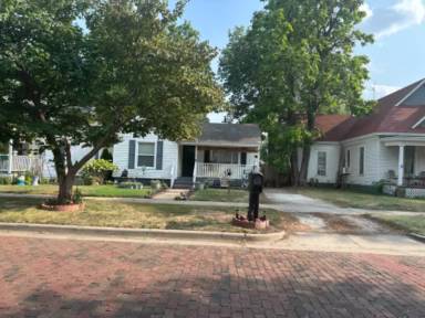 Main picture of 129 W Ellsworth Ave