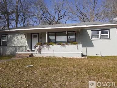 Main picture of 802 E Goliad Ave
