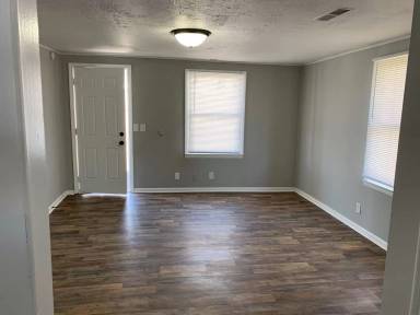 Main picture of 303 W Franklin St