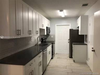 Main picture of 1233 NE 3rd Ave