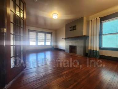Main picture of 120 Saint James Pl