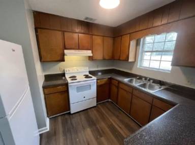Main picture of 10 Gussie Ave