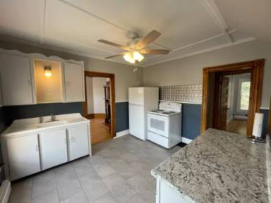 Main picture of 7 Center St