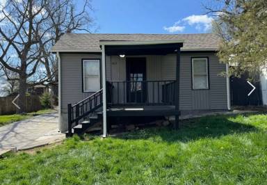 Main picture of 1831 E 81st St