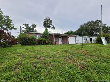 Main picture of 3060 SW 47th St