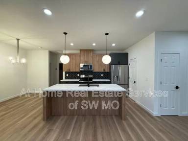 Main picture of 1236 E Paragon