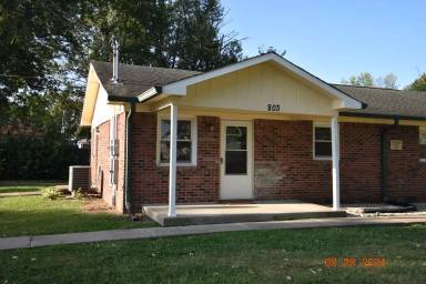 Main picture of 803 W Fifth St