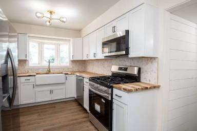 Main picture of 418 N Trivoli Rd