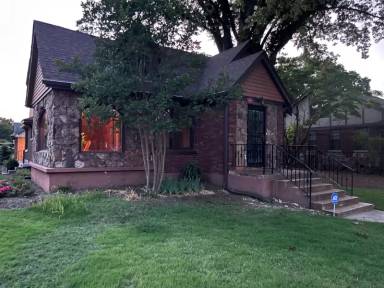 Main picture of 845 University St