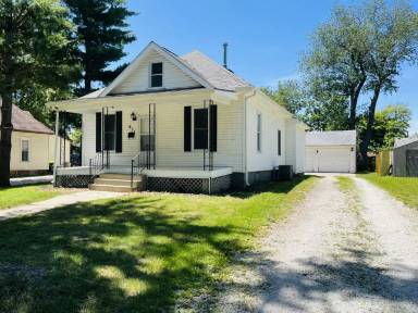 Main picture of 971 N Prairie St