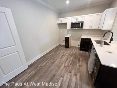 Main picture of 813 W Madison St