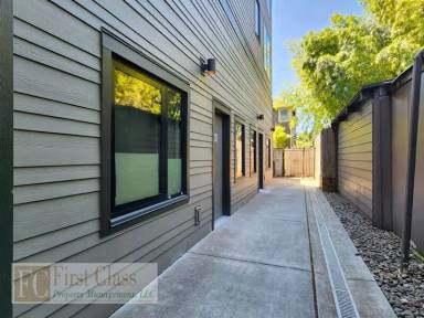 Main picture of 3334 SE Belmont St