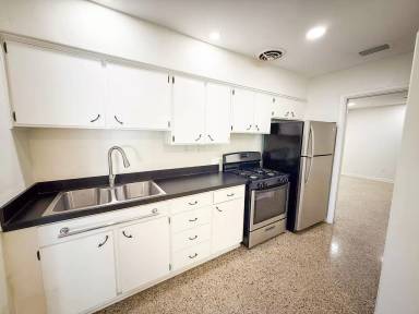 Main picture of 921 NE 6th Ave