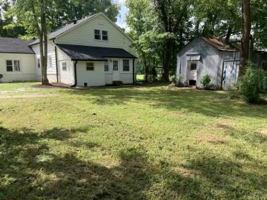 Main picture of 374 College St N