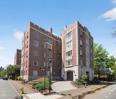 Main picture of 301 W 10th St