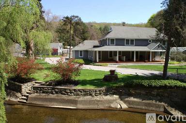 Main picture of 642 Peekskill Hollow Rd