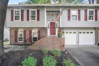Main picture of 11 Hickory Oak Dr