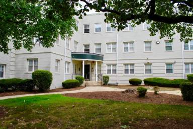 Main picture of 912 Barnaby St SE