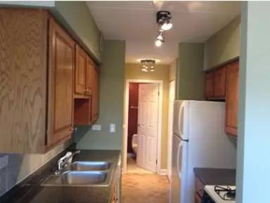 Main picture of 300 S Roselle Rd