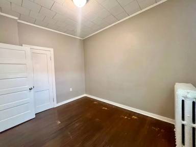 Main picture of 824 Center St W