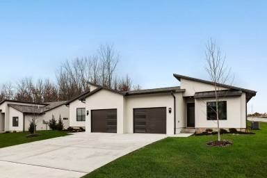Main picture of 103 E Maplewood Ln