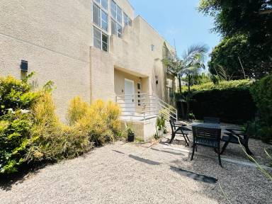 Main picture of 1037 Bay St