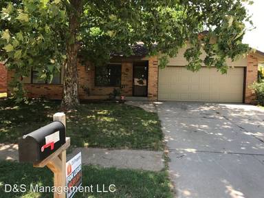 Main picture of 4605 Royal Oak Dr