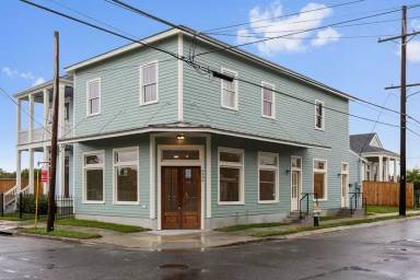 Main picture of 4999 Burgundy St