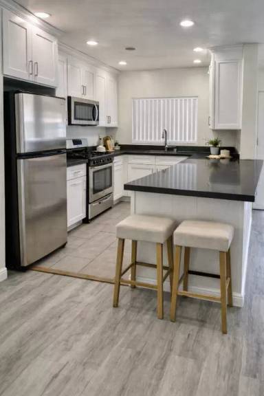 Main picture of 12755 Vanowen St