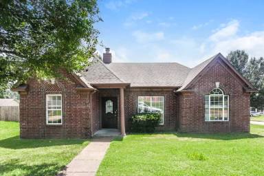 Main picture of 4671 Lindawood Ln