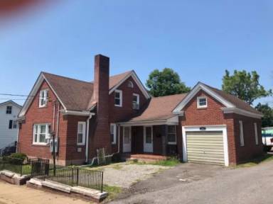 Main picture of 323 Center St