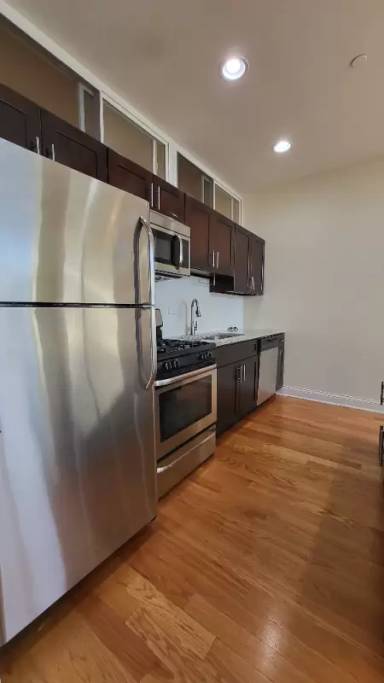 Main picture of 2040 W North Ave