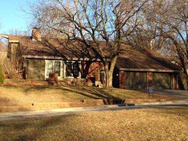 Main picture of 322 Lawrence Ave