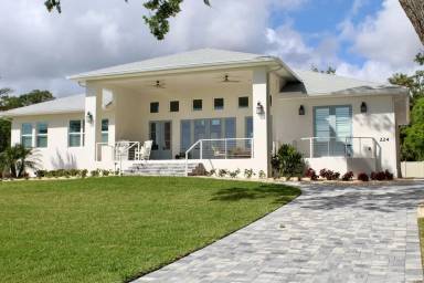 Main picture of 224 N Riverside Dr