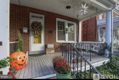 Main picture of 151 E Ross St