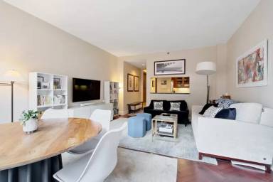 Main picture of 1 Charles St S