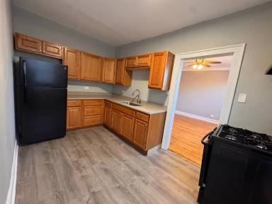 Main picture of 654 E 81st St