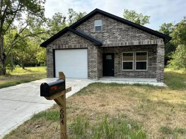 Main picture of 604 Putman St