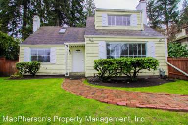 Main picture of 1245 NE 104th St