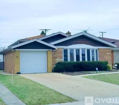 Main picture of 4820 W Sherwin Ave