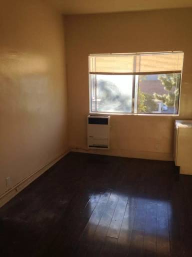 Main picture of 647 W 18th St