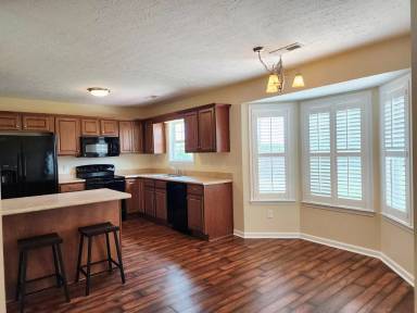 Main picture of 403 Tree Ct
