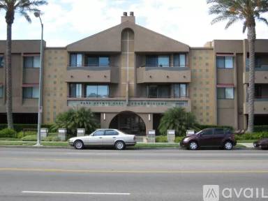 Main picture of 19009 Sherman Way