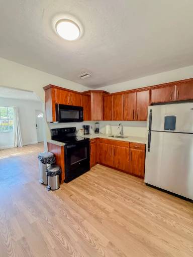 Main picture of 2740 Dewey St