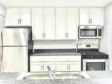 Main picture of 900 W Montrose Ave